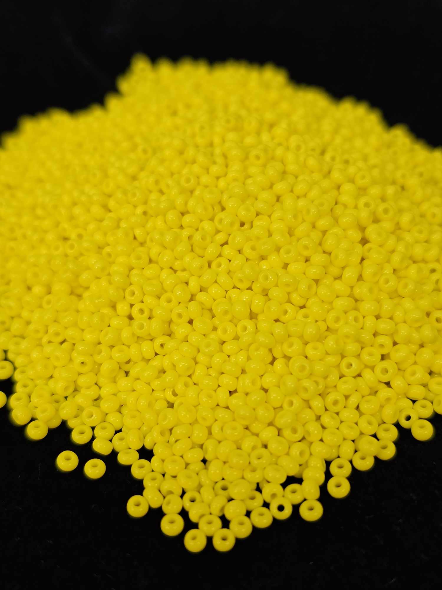 Czech Seed Beads 11/0 Light Yellow